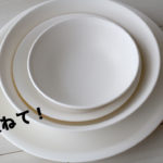 ダイソーのプラスチック食器を大きさの順に重ねてみました。平皿大→深皿大→平皿中→深皿中でちょうど重なります。